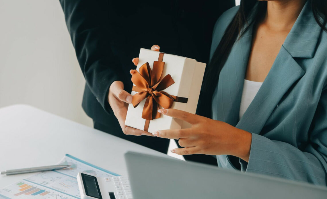 Cadeaux d'entreprise original : comment surprendre avec des présents uniques ?